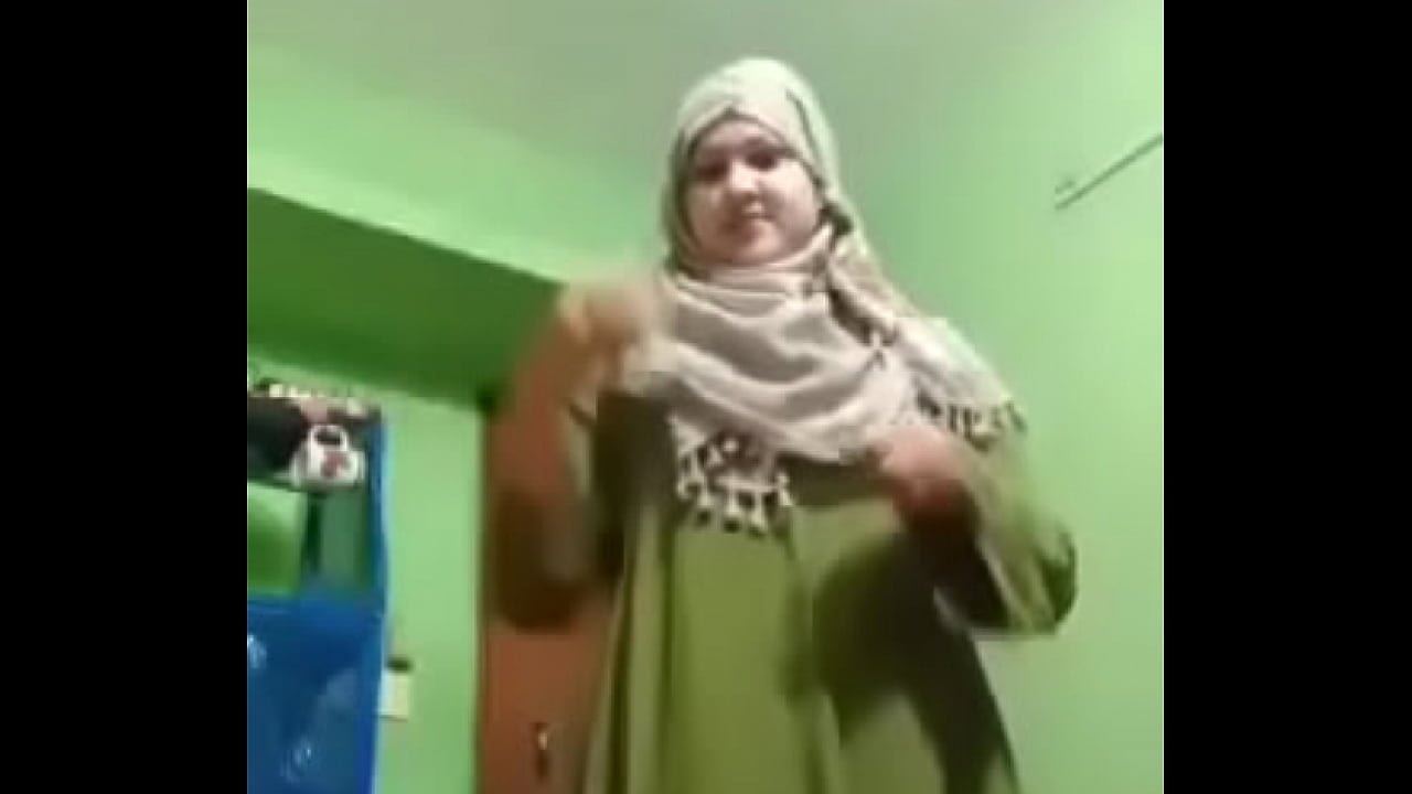 Chut Musalman Video - Sexy muslim bhabhi ne nangi ho ke chut dikhai selfie video me